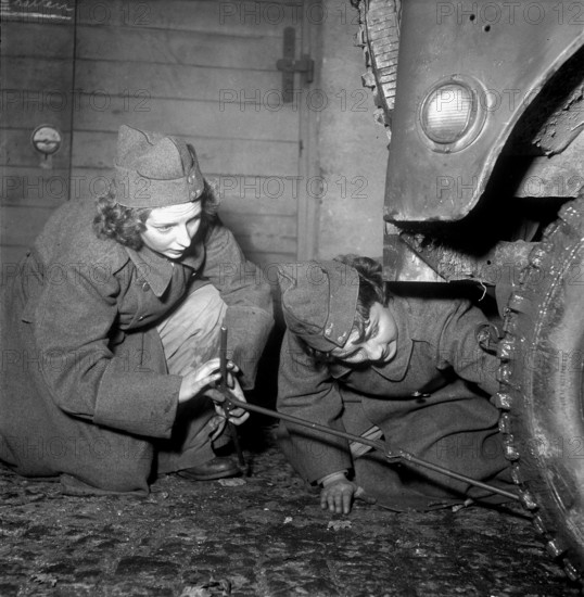 Women soldiers with jack at Jeep, Lucerne 1950.