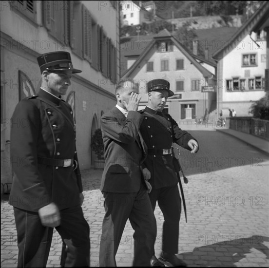 Murder trial, policemen escorting Hans Vollenweider to the court, 1940.