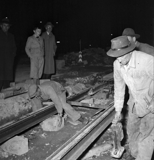 Zurich, night work; laying of tram rails; 1953.
