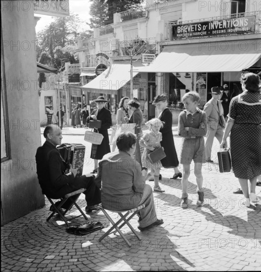 Buskers in Lausanne: 1941.