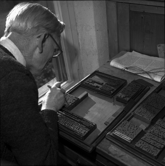 Echo vom Maiengrun: case room of the smallest newspaper of Switzerland, 1954.