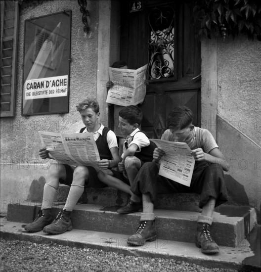 Pupils reading the local paper Echo vom Maiengrun in front of Moser printers, 1954.