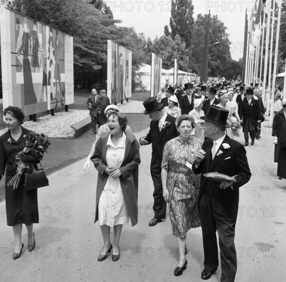 Holenstein (r), president of the Federal Council, at the opening of the SAFFA fair 1958.