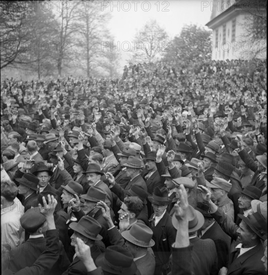 Voting at Obwalden voter's meeting 1944.