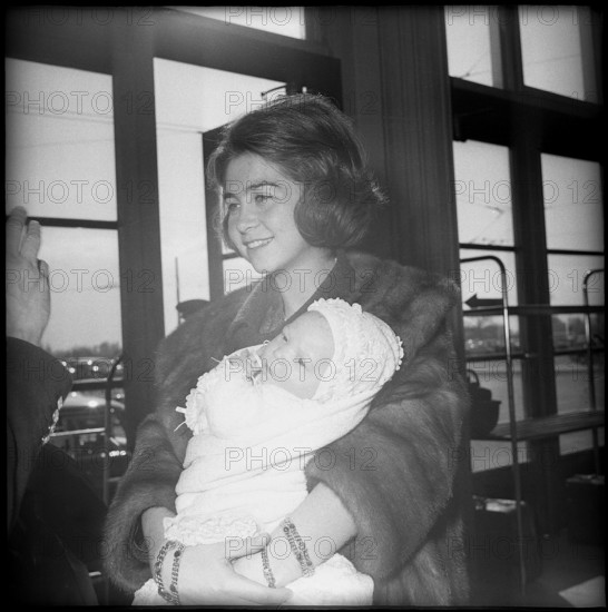 Sofia of Spain with daughter Elena in Geneva, 1964.