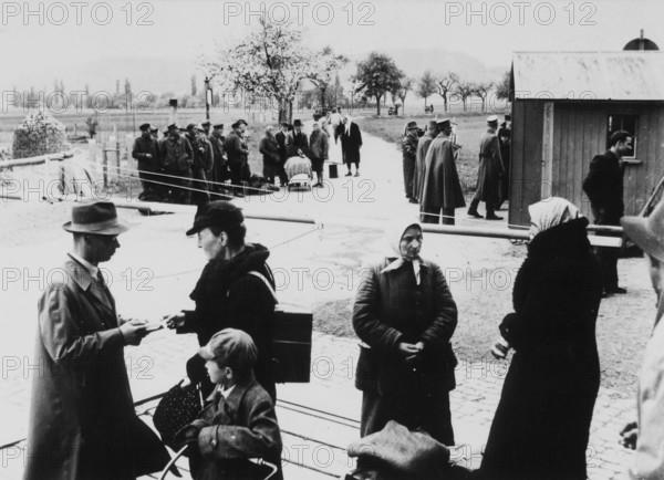 War refugees, Ramsen border, 1945.