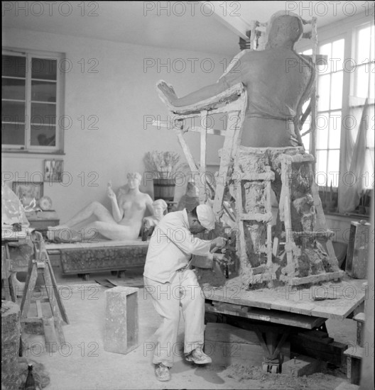 The Making of the Soldatendenkmal by Ernst Sutter, 1949.