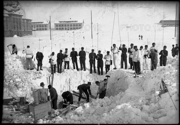 Avalanche in Andermatt; search for missed persons; 1951.