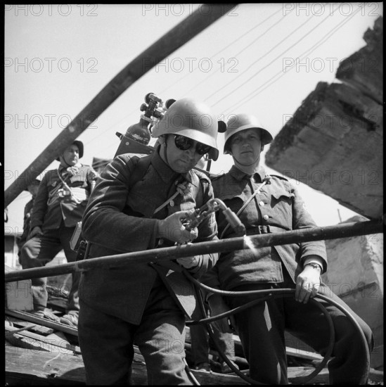 Avalanche in Andermatt; clearing work after thaw; 1951.