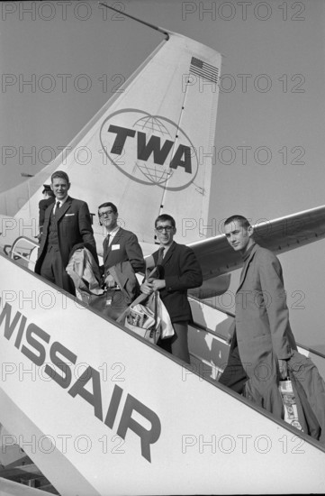 Four employees of the physical department of Berne's university travel to the Antarctic. On an American research station, they will try to define the age of the more than 2000 metres thick ice layer of the Antarctic.