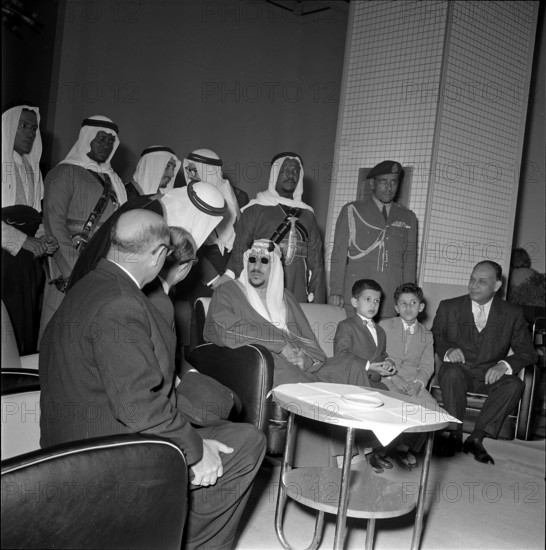 King Saud (c) receives Abdel Hassuna (2nd left), Geneva 1957.