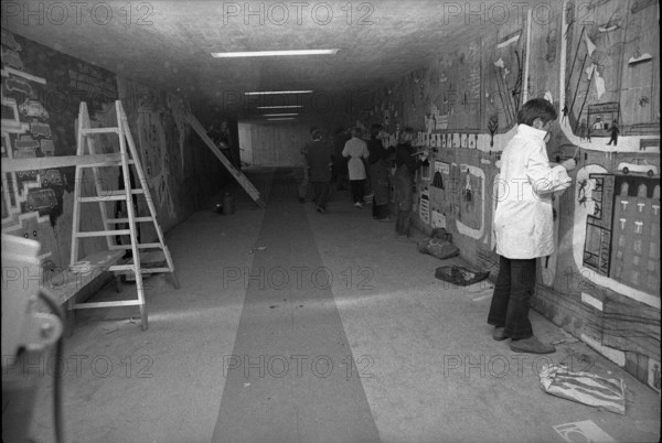 Railway station Tiefenbrunnen: Scholars paint subway, 1972.