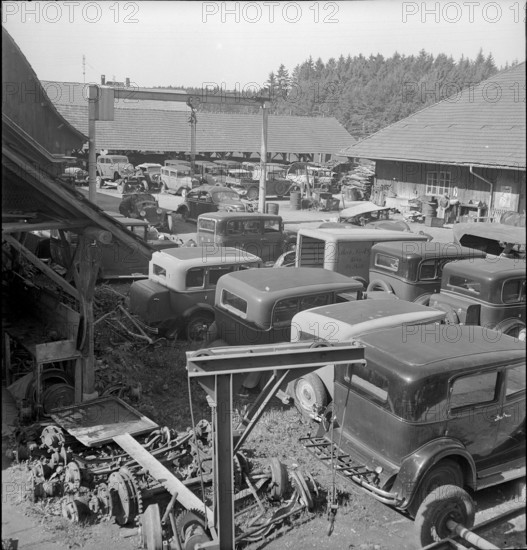 Used cars, car dump; 1941.