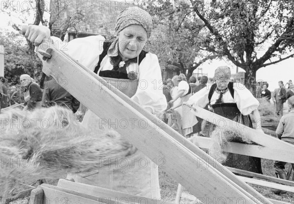 Braechete, public demonstration of handicraft in Zaeziwil, 1965.