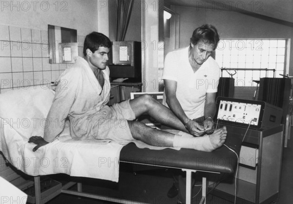 Andy Egli and masseur Hans Brunner 1982.