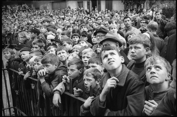 Spectators at the Fulehung and Gessler shooting competition in Thun, 1968.