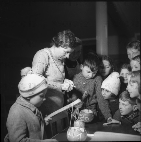 Preparations of the Rabeliechtli procession in Richterswil, 1939.