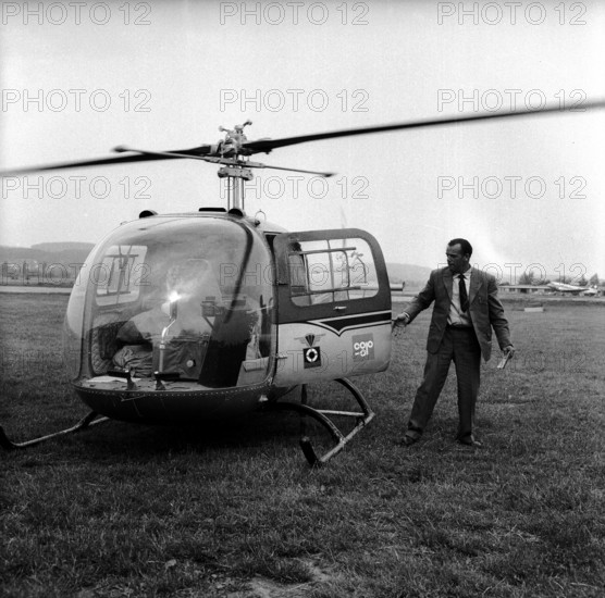 Glacier pilot Hermann Geiger after unloading mail, post in Kloten, 1960.