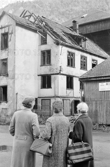 Women in front of burned out ski factory in Glarus 1969.