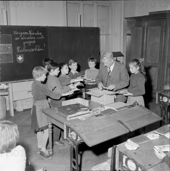 Class with christmas gift for children in Hungary, Zurich 1956.