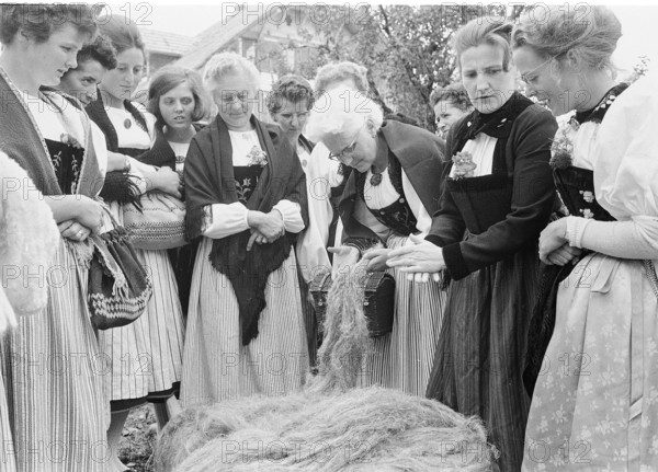 Braechete, public demonstration of handicraft in Zaeziwil, 1965.