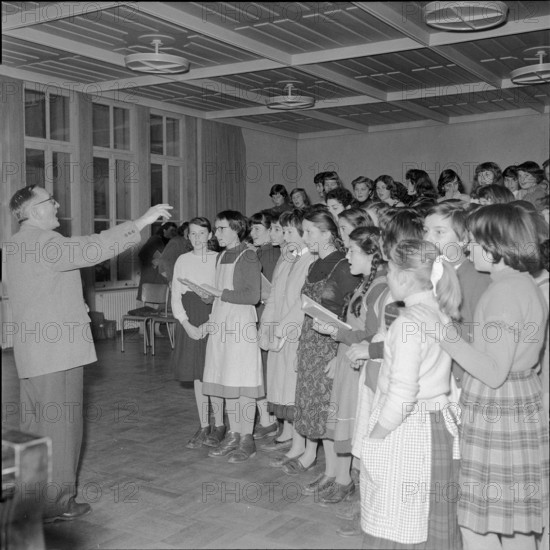 School class at rehearsals: choir concert for help in Hungary, Zurich 1956.