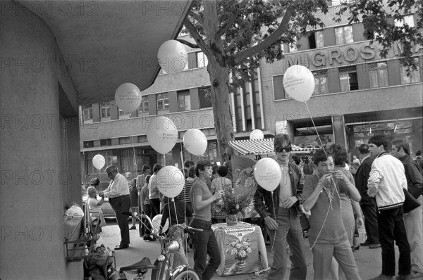 Supporting campaign for women's right to vote in Zurich, Limmatplatz 1969.