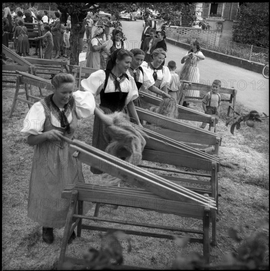Breaking flax in Zaeziwil, 1956.