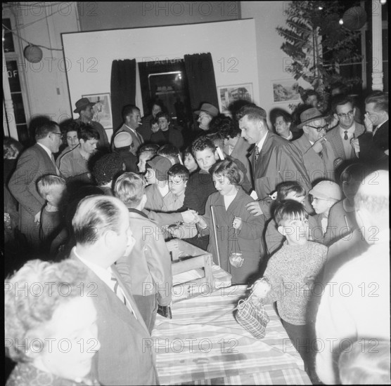 Distribution of the Rabeliechtli to the children, Zurich 1960.