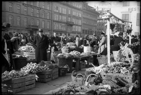 Onion market in Berne, 1945.