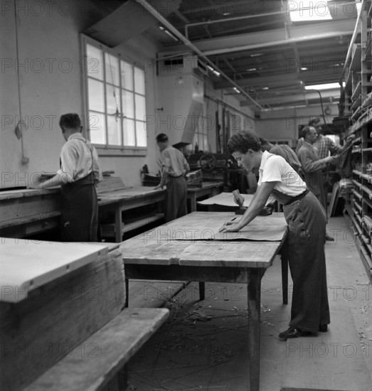 Rehetobel, Schreinerin in Mobelfabrik Max Stahlin & Cie; 1944.