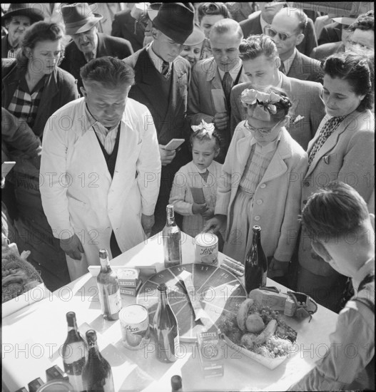 Delicacy raffling at the Braderie in La Chaux-de-Fonds, 1946.