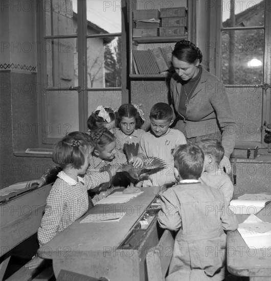 Coinsins; Elisabeth Glauser, teacher at work; 1949.