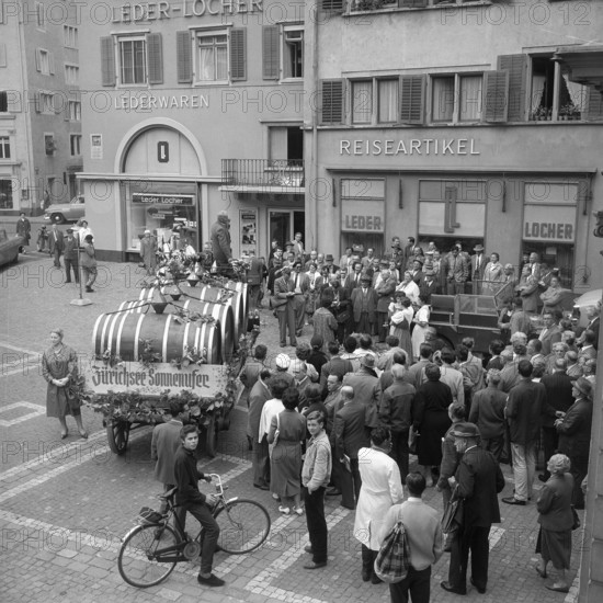 Propaganda campaign for fresh grape juice in Zurich, 1959.