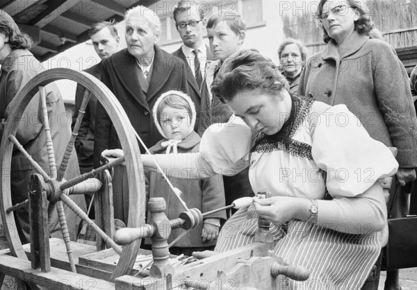 Braechete, public demonstration of handicraft in Zaeziwil, 1965.