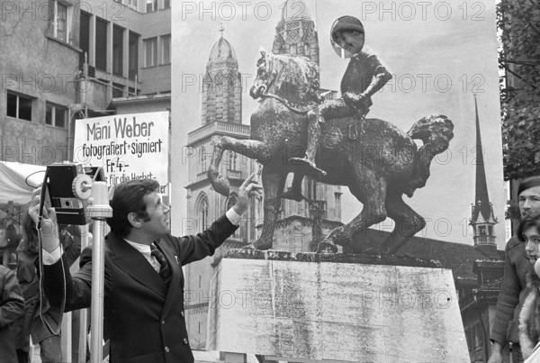The foundation for old aged people collects money in Zurich's Rosenhof with the aid of prominent people. Mani Weber is taking photographs of people in the role of mayor Hans Waldmann.