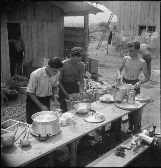 Trainees; washing up; 1943.