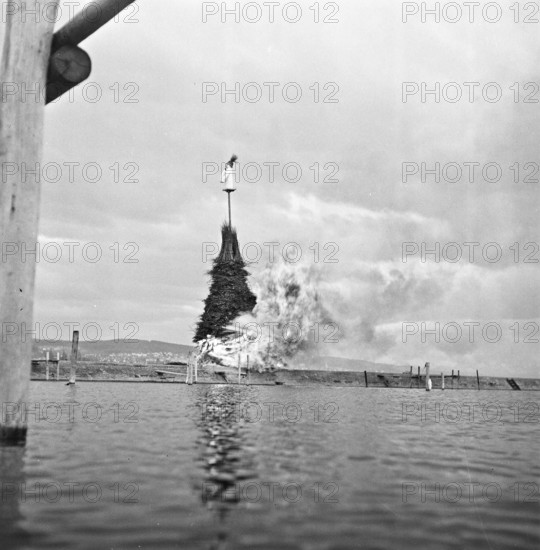 Zurich: Sechselauten 1944 in the Enge.