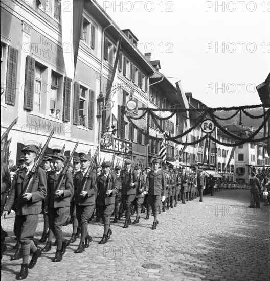Boys with rifle, Rutenzug Brugg 1945.