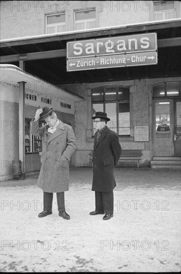 Waiting for the arrival of Prince Philip of Great-Britain, accompanied by his children Anne and Charles for skiing holiday.