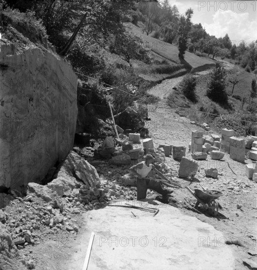 Valais, Workers in the Saxon tuff quarry; 1947.