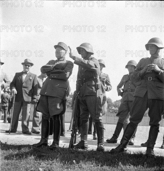Soldier explaining exercise to major general, Hombrechtikon 1947.