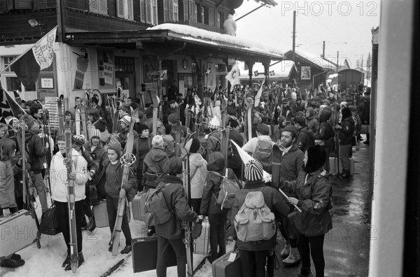 On 2nd january 1967, around 700 children from all over Switzerland gather for the Swiss youth skiing camp in Lenk.