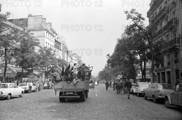 Banner, slogan Gouvernement populaire People's government.