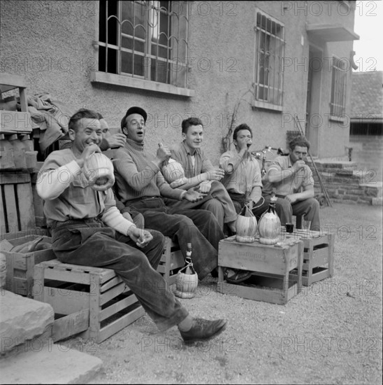 Attinghausen; glass sand quarry, miners after work in front of a barrack; 1953.
