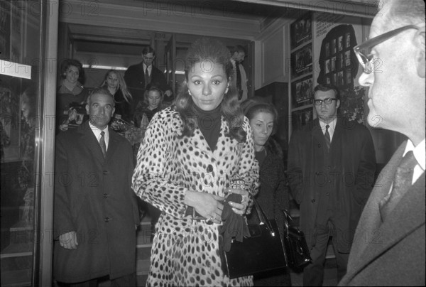 Empress Farah Diba (c) in Cinema Capitol in Zurich 1969.