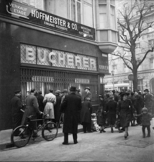 Zurich, break-in at Bucherer; nosy persons crowding in front of the broken shop window; 1946.