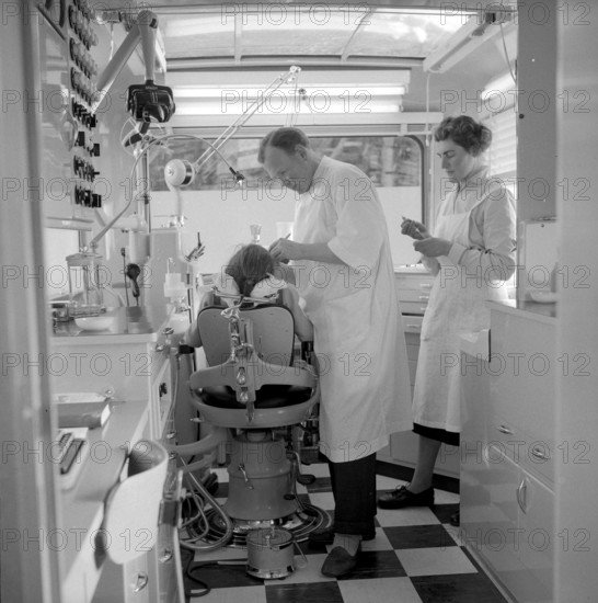 Goms, Valais: Mobile dental school clinic, dental treatment; 1955.