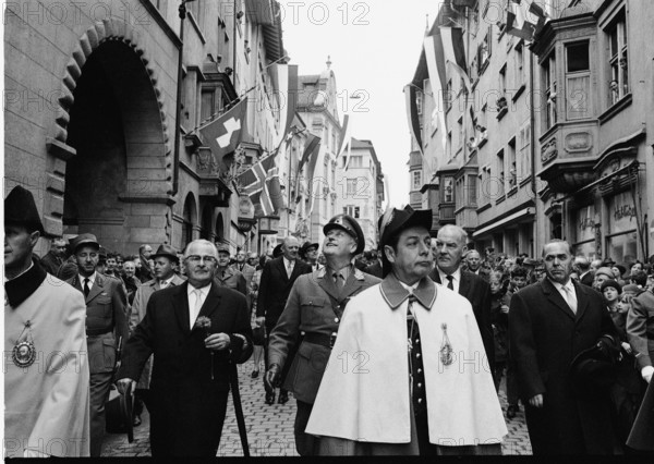 Together with Walther Bringolf and Rudolf Gnagi.