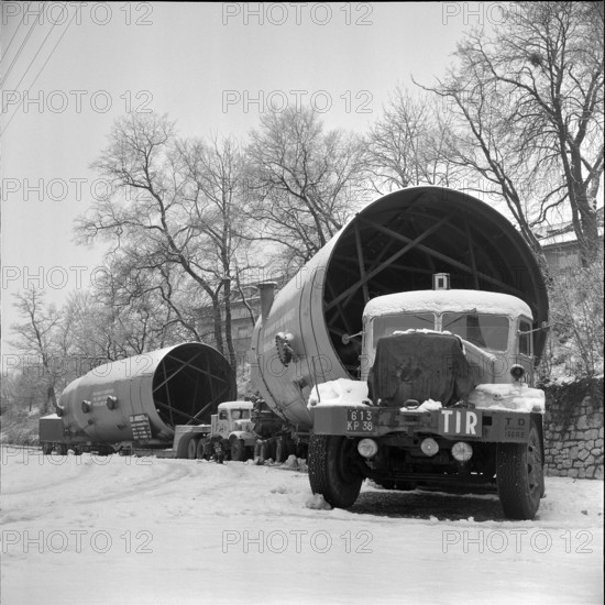 Transportation of workpieces for the Collombey refinery; 1962.